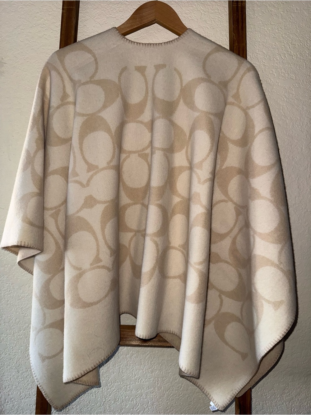 Coach Reversible Signature Cape in Cream and Tan OSFM - Picture 5 of 6